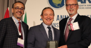 NARS has recognized CSX’s Tom Tisa (center) as 2022 Person of the Year for outstanding leadership.