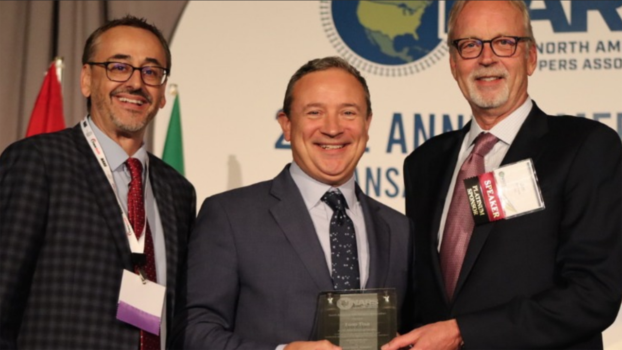 NARS has recognized CSX’s Tom Tisa (center) as 2022 Person of the Year for outstanding leadership.