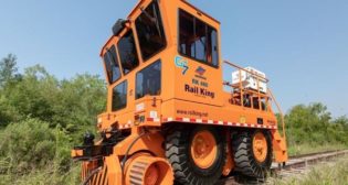 The RK460 mobile railcar mover is powered by Volvo Penta's D8 Tier 4 Final diesel engine.