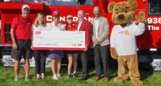 CP presents CHEO Foundation with a check for $2.5 million. Pictured (left to right) are Steve Read, Acting President and CEO, CHEO; Dr. Jane Lougheed, Chief of Cardiology, CHEO Hospital; CP Ambassador, Lorie Kane; Aurora Amos, CP Child Ambassador for 2022 CP Women’s Open; James Clements, CP Senior Vice-President Strategic Planning & Technology Transformation; Laurence Applebaum, CEO Golf Canada; and CHEO bear.