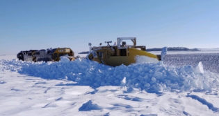 Red River Valley & Western Jordan Spreader in action near Gwinner, N.Dak. (RRVW photo by David Badgley)