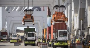 Export containers are loaded onto a Yang Ming vessel at the Port of Savannah’s Garden City Terminal. GPA says it is moving cargo at a rate of more than 6 million TEUs per year. (GPA/Stephen Morton)