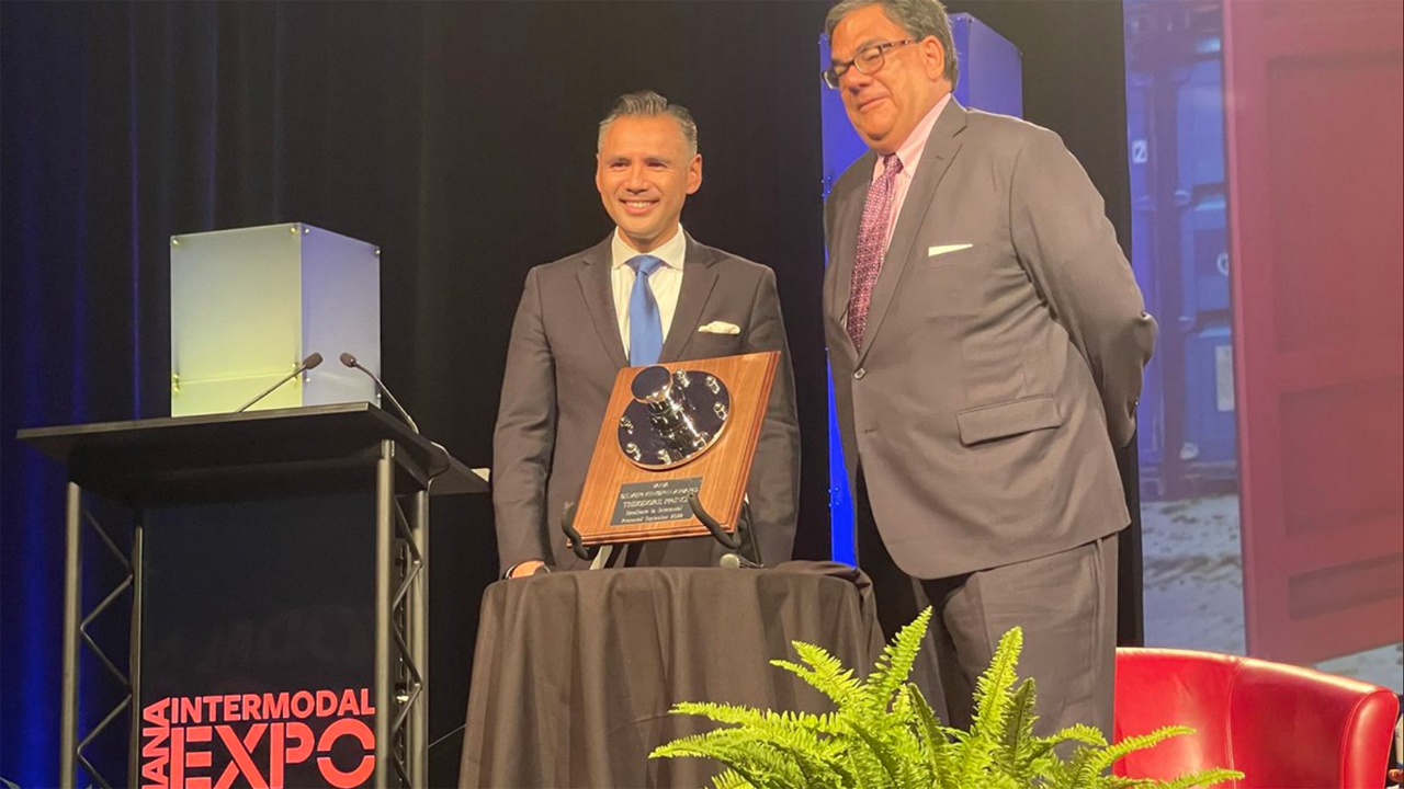 IANA Chairman Dr. Noel Hacegaba (left) on Sept. 12 presented the association’s 2022 Silver Kingpin Award to Tiger Cool Express Chief Strategy Officer and Co-founder Ted Prince. (Photograph Courtesy of IANA)
