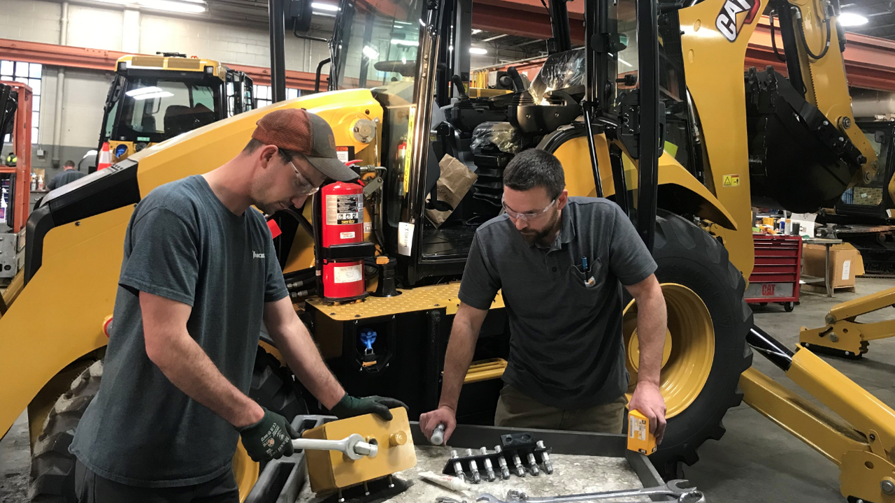 ASLRR recognized member Vancer, a maintenance-of-way equipment manufacturer, with its 2021 Veterans Engagement Award. (Vancer Photograph Courtesy of ASLRRA, via Twitter)