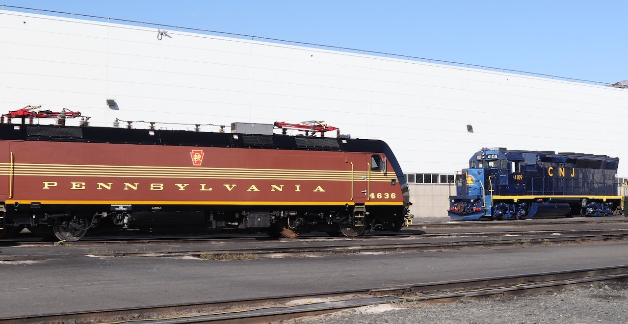 ALP46A 4636 wears a Pennsylvania Railroad-inspired scheme, while GP40PH-2 4109 appears reminiscent of its as-delivered Central Railroad of New Jersey paint scheme.