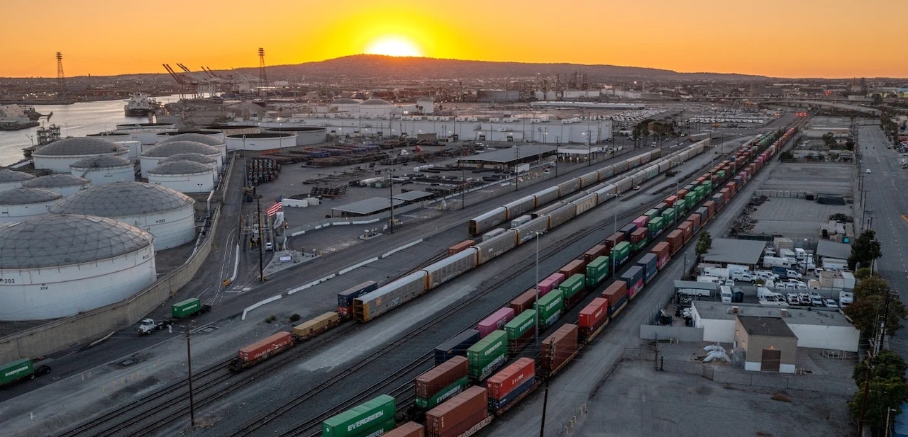 The Port of Long Beach has extended HDR's contract to create the final design for the $1.567 billion Pier B On-Dock Rail Support Facility through 2027.