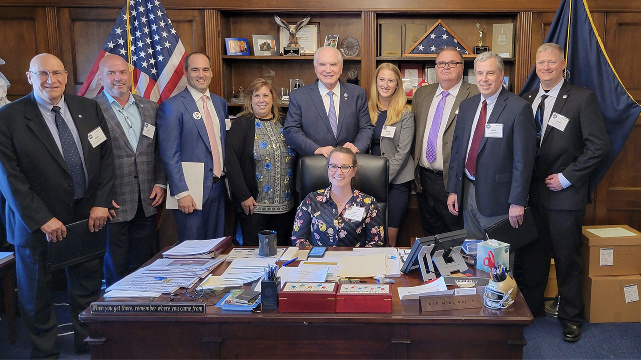 ASLRRA on May 17 reported via Twitter: “Meeting Rep. @MikeKellyPA today was wonderful! We had the chance to talk with him about how providing robust funding for infrastructure investments for #ShortLines is a proven way to help improve the industry’s (already excellent) safety record. #ASLRRAAdvocacy” (ASLRRA Photograph, via Twitter)