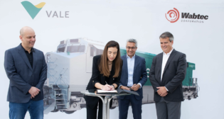 Ludmila Nascimento, Energy Director, Vale, signs agreement beside Marco Braga, Global Procurement Director, Vale (at left); Danilo Miyasato, President of Wabtec for Latin America; and Rogério Mendonça, President Freight Equipment Global, Wabtec (Caption Courtesy of Vale. Photo Credit: Fernanda Divardim)