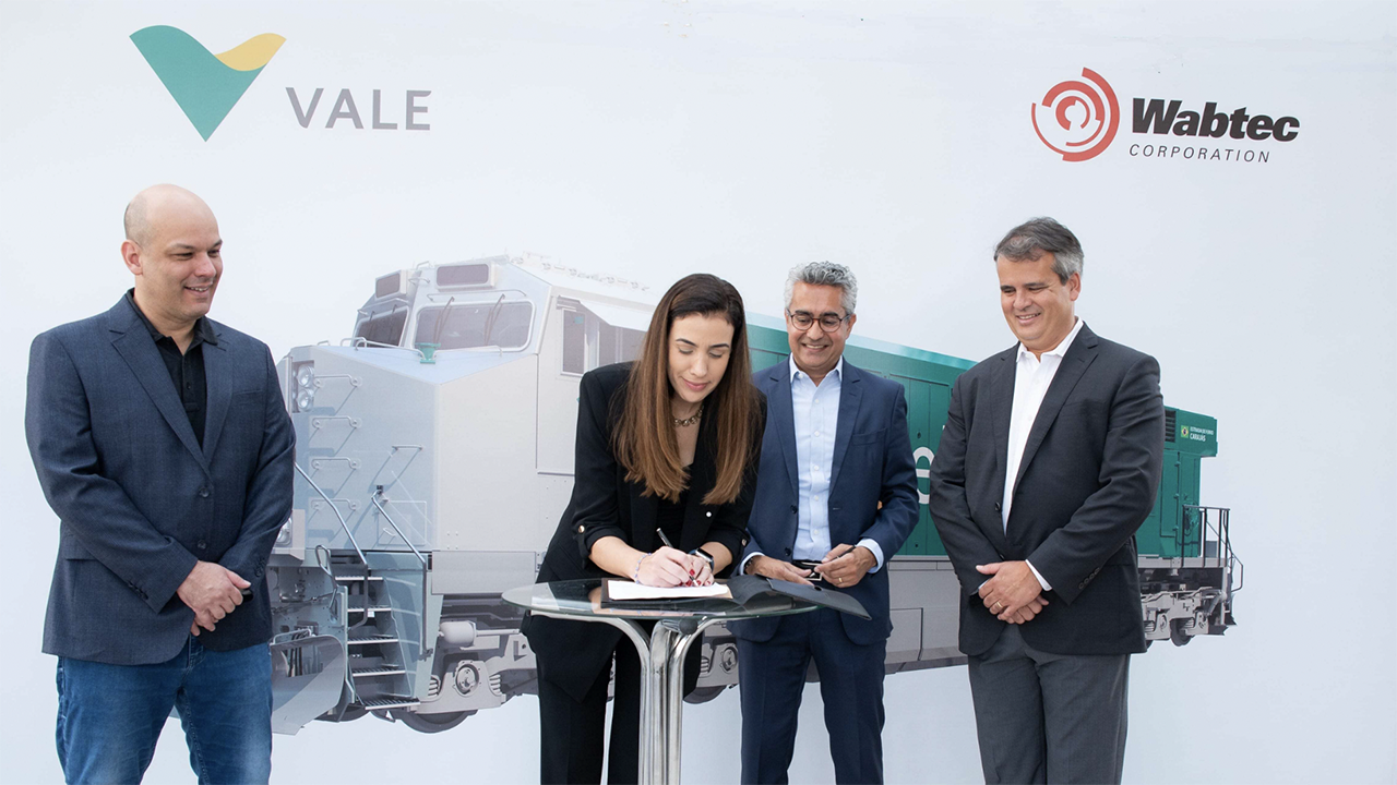 Ludmila Nascimento, Energy Director, Vale, signs agreement beside Marco Braga, Global Procurement Director, Vale (at left); Danilo Miyasato, President of Wabtec for Latin America; and Rogério Mendonça, President Freight Equipment Global, Wabtec (Caption Courtesy of Vale. Photo Credit: Fernanda Divardim)