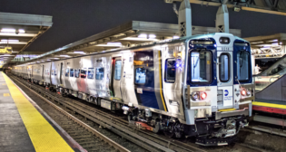 New Kawasaki M9 EMU at Penn Station New York. (Wikimedia Commons/Bebo2good1)