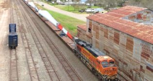 Photo by BNSF team member Bryan Echols, who helped ensure the wind blade got to its destination safely.