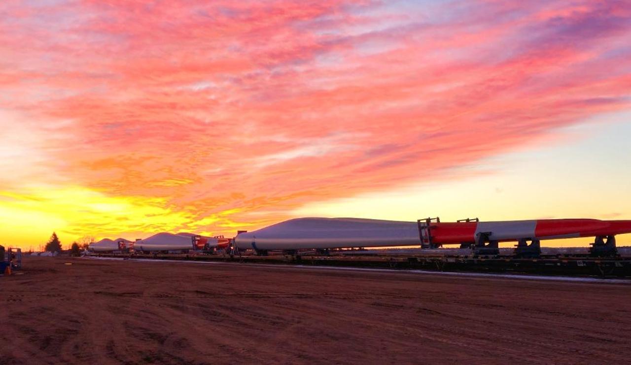 Union Pacific transported Vestas V163-4.5 MW wind turbine blades, the largest wind blade moved across U.S. rail networks. (UP photo)