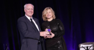 Hon. Perrin Beatty, PC, OC, President and CEO of the Canadian Chamber of Commerce (left), presented the Canadian Business Leader of the Year award to CN President and CEO Tracy Robinson. (CN Photograph)
