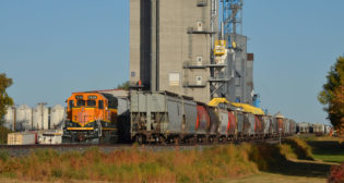 U.S. agriculture that could be impacted by a Canadian rail shutdown includes soybeans that are loaded into unit trains in Garrison, N.D., and ferried across southern Canada before hand-off to UP at Eastport, Idaho, for final delivery to an export terminal in Kalama, Wash. Bruce Kelly photo.