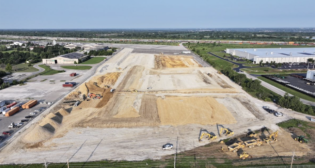 Construction is under way in Kanas City, Mo., for Americold’s new 335,000-square-foot cold storage facility, the first of many that the company will co-locate on the Canadian Pacific Kansas City network. (Photograph Courtesy of Americold)
