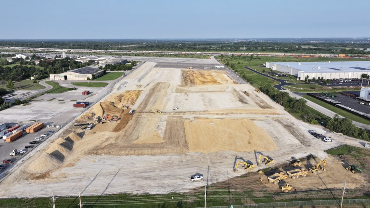 Construction is under way in Kanas City, Mo., for Americold’s new 335,000-square-foot cold storage facility, the first of many that the company will co-locate on the Canadian Pacific Kansas City network. (Photograph Courtesy of Americold)