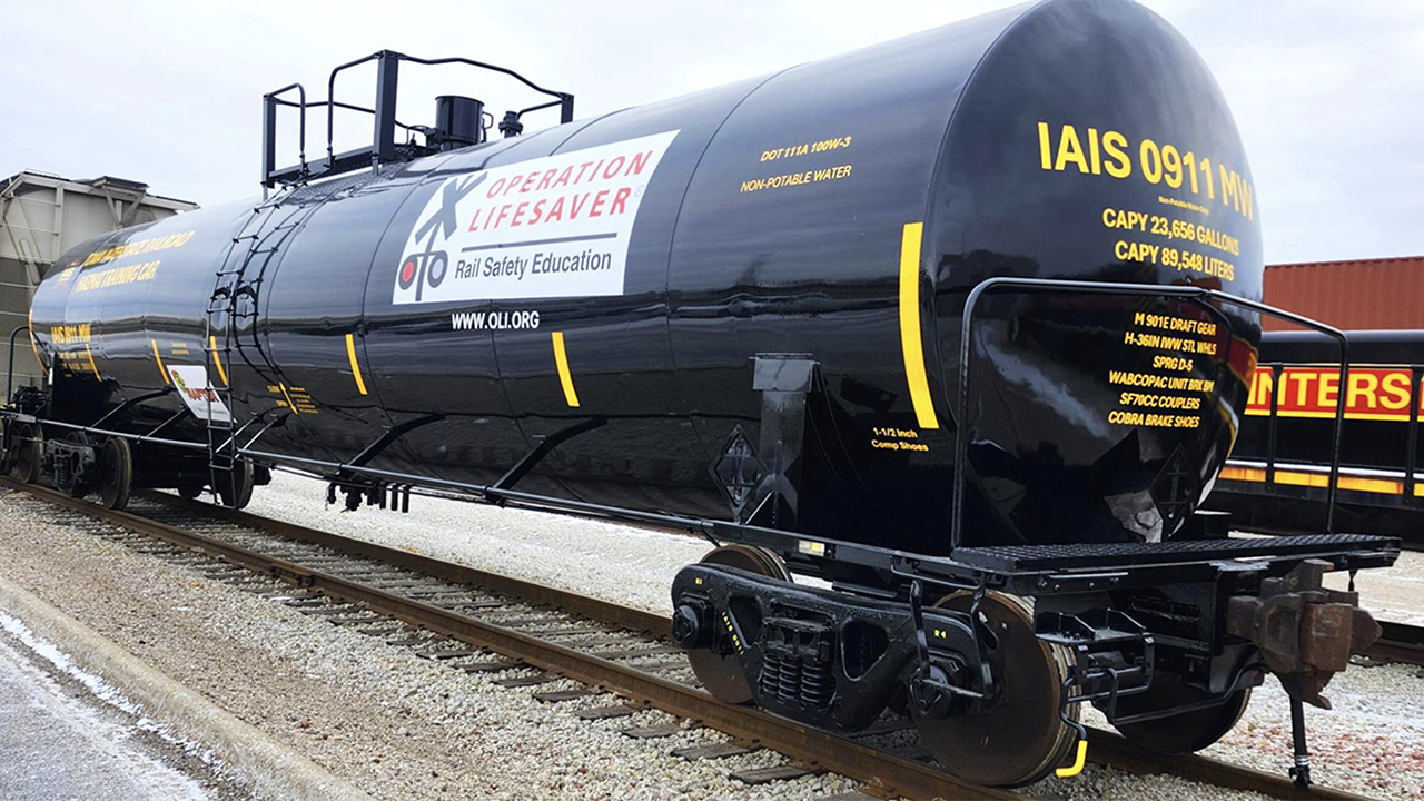 Iowa Interstate’s new hazmat-training tank car. (IAIS Photograph)
