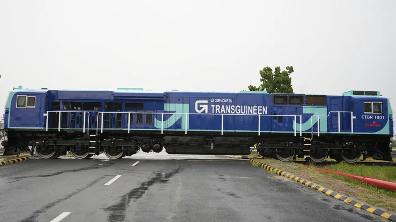 The new ES43ACi features blue and turquoise-colored livery of La Compagnie de TransGuinéen, the joint venture company that will operate the Simandou Railway. (Wabtec Photograph)