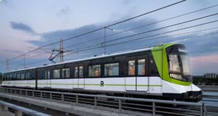 REM’s South Shore-to-Central Station automated urban rail system service (Part 1) will be closed completely from July 5 through Aug. 17, to allow for service testing on Part 2, the new REM lines linking Montreal’s West Island and the North Shore to downtown, which are due for launch in fall 2025. (First trip across the Samuel-De Champlain Bridge | July 2022. Photo ©Thierry Du Bois)