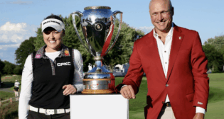 CPKC Executive Vice-President and Chief Marketing Officer John Brooks presents Brooke Henderson with the 2025 CPKC Women’s Open trophy. (CPKC Photograph)