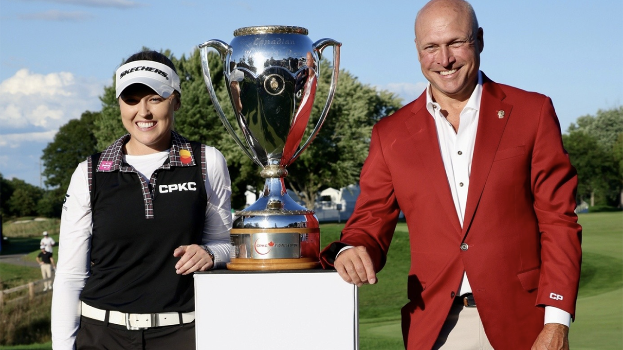CPKC Executive Vice-President and Chief Marketing Officer John Brooks presents Brooke Henderson with the 2025 CPKC Women’s Open trophy. (CPKC Photograph)