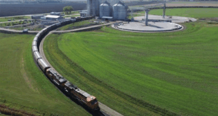 BNSF’s first new-crop soybean train of the harvest season departed recently from Argyle, Minn., transporting soybeans for customer Markit Country Grain. Leading the journey were locomotive engineer Todd Pesch and conductor Jesse Adams, with support from BNSF team members, including Division Trainmaster Josh Tyree and Terminal Manager Jarod Senger. (Courtesy of BNSF)