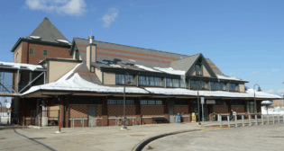 The joint venture of MBTA, Massachusetts Port Authority, and Massachusetts Department of Transportation is seeking a developer for a mixed-use transit-oriented development project at the Anderson Regional Transportation Center in Woburn. (BMRR, CC BY-SA 3.0 , via Wikimedia Commons)