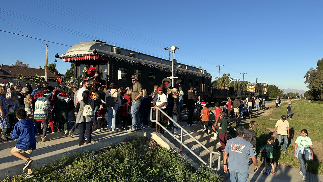SNR’s Ventura Division and Operation Toy Train brought holiday joy to the Santa Clara River Valley—by rail between Ventura and Santa Paula and by truck from Fillmore to Piru. (Courtesy of SNR)